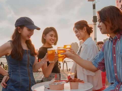 三五好友漫遊大稻埕，來趟藍色水路之旅，留下夏日美好回憶(圖片來源：臺北市政府觀光傳播局)