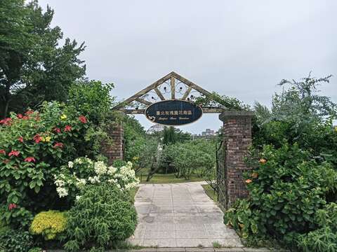 花海區入口可以看到扶桑花和玉葉金花盛開的榮景。(圖片來源：臺北市政府工務局公園路燈工程管理處)