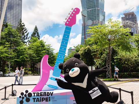 7月23日至9月7日,民眾只要在府前廣場與潮臺北巨型吉他頭合照,即可參加抽獎