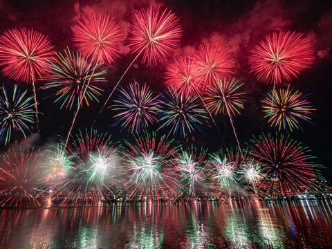 浪漫的大稻埕夏日節煙火點亮臺北夜空。(圖片來源:臺北市政府觀光傳播局)