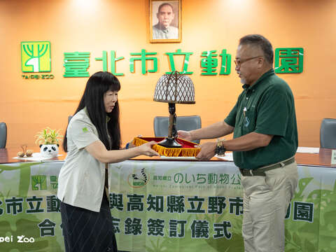 Director Yusuke Honda of Noichi Zoological Park presents a commemorative gift