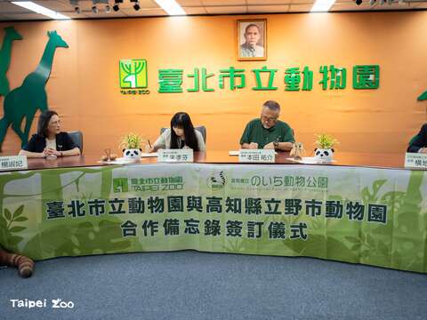 The two zoo directors sign the memorandum of understandin