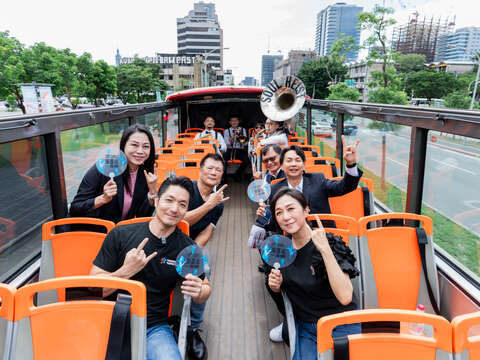 潮！專車-將帶領民眾走訪臺北101、松山文創園區、臺北流行音樂中心參加 JAM JAM ASIA亞洲音樂節，車上特別安排「臺北爵士大樂隊」及「Open up！新星」現場演出(圖片來源：臺北市政府文化局)