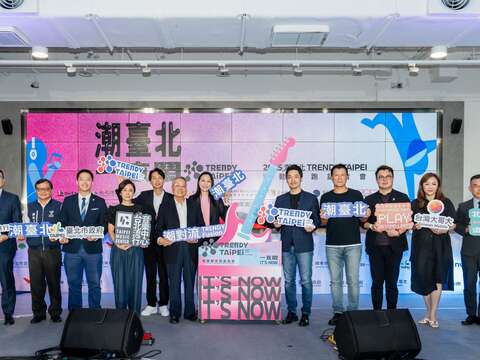 與贊助企業們合照(圖片來源：臺北市政府文化局)