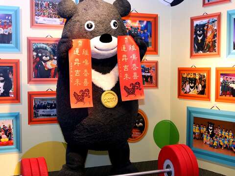 宣傳2017臺北世大運之餘,熊讚也不忘和大家拜年。(高讚賢攝)