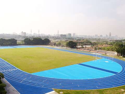 整建後的中正高中田徑場，已做好迎接2017臺北世大運的準備。（圖／台北市政府工務局提供）