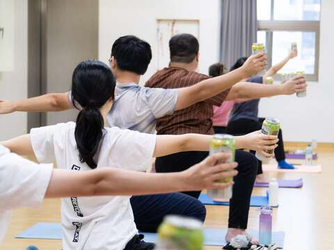 學員運用啤酒瓶當小道具舒展身體。(圖片來源：臺北市政府青年局)