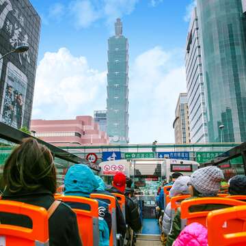 台北市雙層觀光巴士帶你從不同的高度遊逛台北。（施純泰攝）