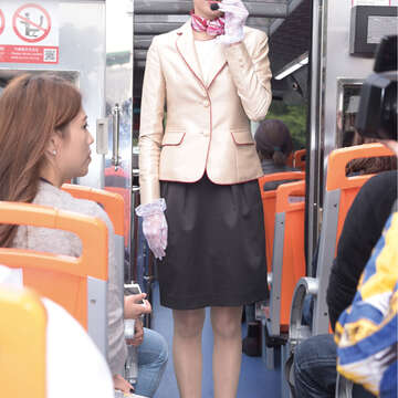 台北市雙層觀光巴士隨車配有1名服務人員。（許宜容攝）
