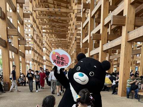 熊讚有魅力吸引小孩目光(圖片來源：臺北市政府觀光傳播局)