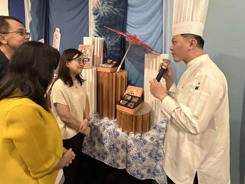 台北福華大飯店向林副市長介紹合作禮盒(圖片來源:臺北市政府客家事務委員會)