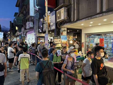 夜戀扭蛋機活動吸引民眾參與，收集七夕專屬浪漫回憶。(圖片來源：臺北市商業處)