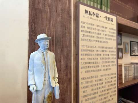 現場介紹蔣渭水家庭生活展櫃(圖片來源：臺北市政府文化局)
