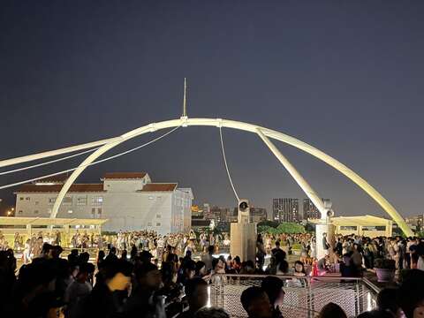 迪化污水處理廠欣賞大稻埕夏日節煙火的人潮(圖片來源：臺北市政府工務局衛生下水道工程處)