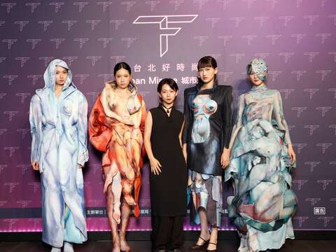 學生設計師黃婉鈞與學生組金獎「人設未定論」獲獎(圖片來源：臺北市商業處)