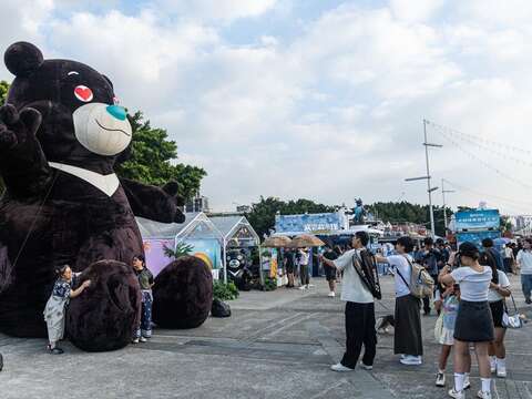 熊讚氣偶「愛心眼神」首度登場,吸引現場大小朋友合影留念。(圖片來源：臺北市政府觀光傳播局)