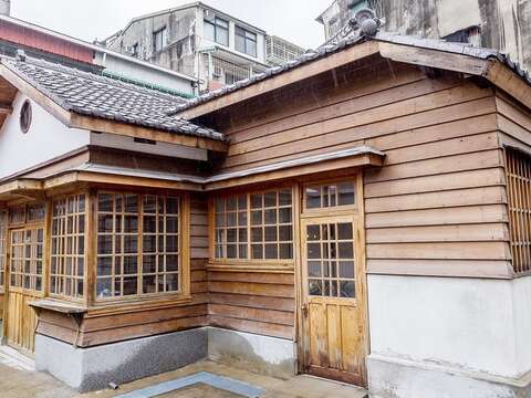 新富市場昔日的木造管理員辦公室及宿舍空間，於2006年被公告為市定古蹟。（盧大中攝）