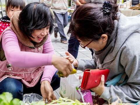 透過挑選來自產地的新鮮農產品，重新建立人與食物之間的關係。（盧大中攝）