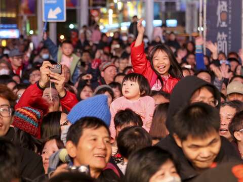 參與燈節的民眾臉上充滿喜悅笑容