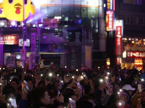 民眾舉起手機燈海一起享受閉幕燈光秀