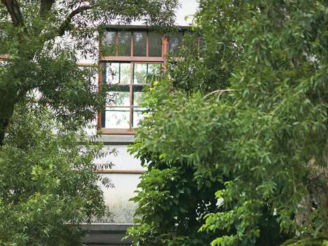 穿梭於松山文創園區的建築廊道,可感受台北流轉百年的歷史韻味。(攝影/彭仁義)