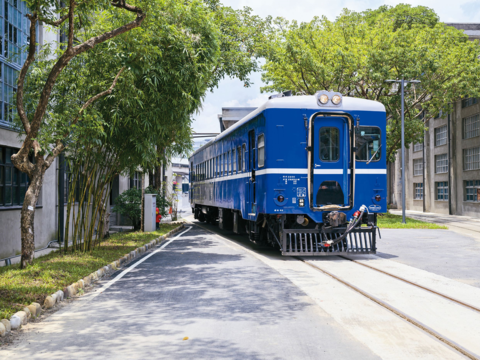 家鐵道博物館推出假日限定的藍皮柴油客車乘車體驗。(圖/國家鐵道博物館)