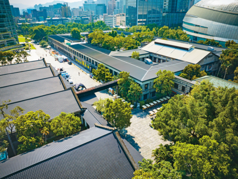 松山文創園區活化製菸工廠、倉庫等古蹟建築,民眾可沿著昔日產業痕跡走入歷史現場。(圖/松山文創園區)