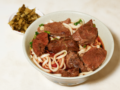 2 「小吳牛肉麵」的厚實肉塊和紅燒湯頭,呈現道地眷村風味。