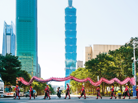 1@詹登貴-「台北迎城隍」祈福大遶境,傳統舞龍穿梭於都會街頭,映照出台北的新舊共存。