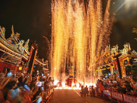 4@財團法人台北保安宮-「保生文化祭」重頭戲放火獅,隨著蜂炮衝入雲霄,象徵辟邪除疫。