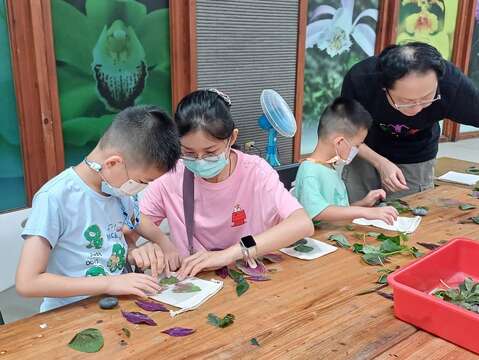 親子一同完成拓印創作(圖片來源：臺北市政府工務局公園路燈工程管理處)