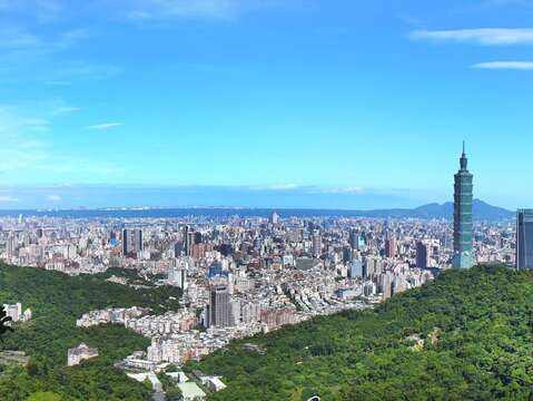 被山環繞的生態城市(從南港山往北俯瞰)。(圖片來源:臺北市政府工務局大地工程處)