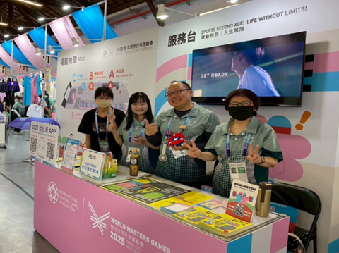 Shinkai Asahi (second from right) serves as a volunteer at the World Masters Games Expo