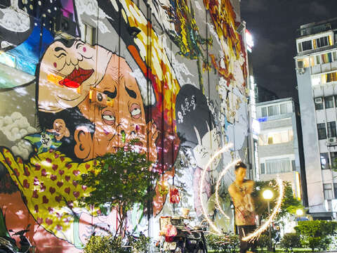 信步西門町，可以窺見許多街頭塗鴉，作為青少年文化的展現。（圖／晴天影視提供）