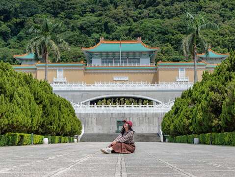泰國網紅Travels Again對國立故宮博物院的建築設計和文物典藏感到驚艷。(圖片來源:臺北市政府觀光傳播局)