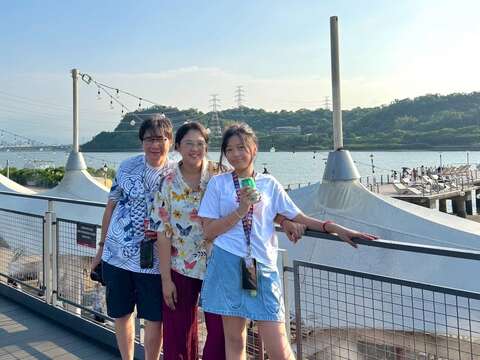 泰國網紅Tam Story一家人相當享受關渡碼頭和水岸公園的悠閒輕旅行時光。(圖片來源:臺北市政府觀光傳播局)