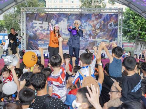 大朋友小朋友聚集於舞台前參加有獎徵答活動