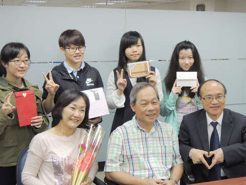 蘇昭玫伉儷（下排左1、左2）及台北市政府教育局局長兼認助清寒學生基金會董事長曾燦金（下排右）與認助學生相見歡。（圖／財團法人台北市政府教育局認助清寒學生基金會提供）