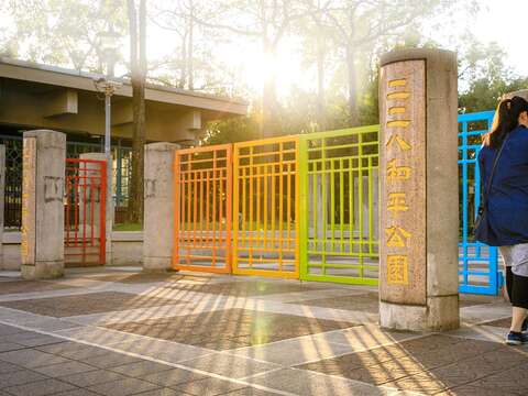 ​​​​​​​▲二二八和平公園以6色彩虹象徵同志平權，打造「彩虹地景」。（施純泰攝）