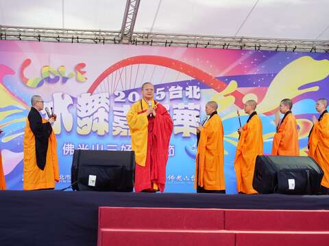 佛光山台北道場住持滿謙法師帶領祈福祝禱迴向花蓮。(圖片來源:臺北市政府觀光傳播局)