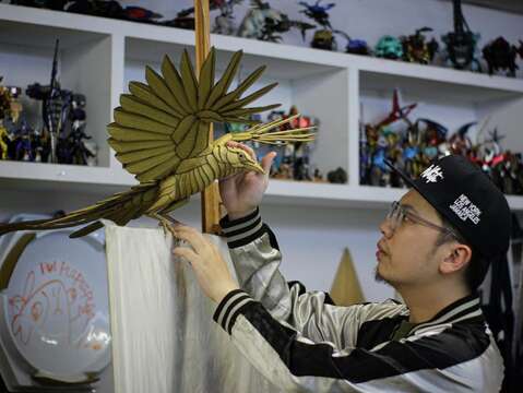 國際紙雕藝術家鍾凱翔製作鳥的紙雕