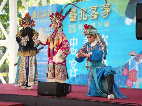 榮興客家採茶劇團粉墨開場,展現客家戲曲之美(圖片來源:臺北市政府客家事務委員會)