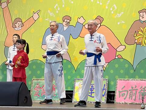 長者展現身體活動（圖片來源：臺北市政府衛生局健康管理科）