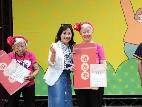 「信義區永安銀髮樂活隊」91歲李陳浮香阿嬤獲敬老獎（圖片來源：臺北市政府衛生局健康管理科）