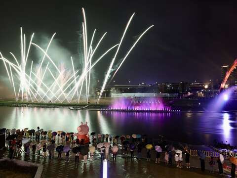 2025台北水舞嘉年華攜手國際卡通IP,壓軸展出粉紅豬小妹佩佩可愛巨型氣偶(圖片來源:臺北市政府觀光傳播局)