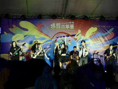 YOYO藝人與旅人樂團跨界演出改編版〈卡加布列島〉,不分年齡全場大聲合唱同歡(圖片來源:臺北市政府觀光傳播局)