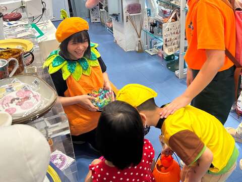 東門永康商圈店家熱情響應變裝討糖活動（圖片來源：臺北市商業處）