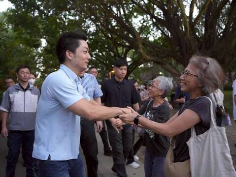 市長與民眾互動（圖片來源：臺北市政府秘書處媒體事務組）