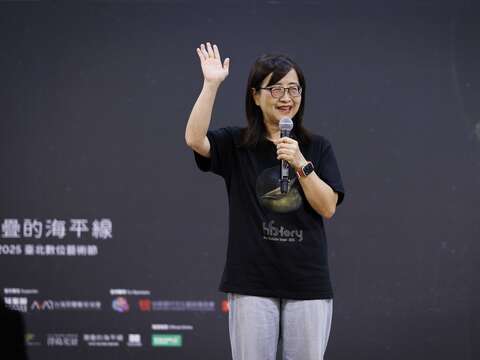 臺北市林奕華副市長歡迎大家來到臺北，共同參與第十年的白晝之夜。（圖片來源：臺北市政府文化局）