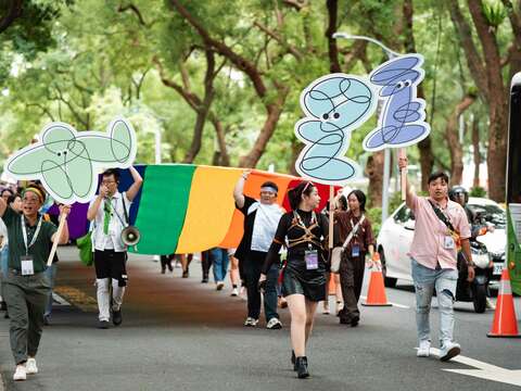 第23屆臺灣同志遊行，於10月25日臺北市政府前廣場舉行（2024同志遊行資料照片，由臺灣彩虹公民行動協會提供）